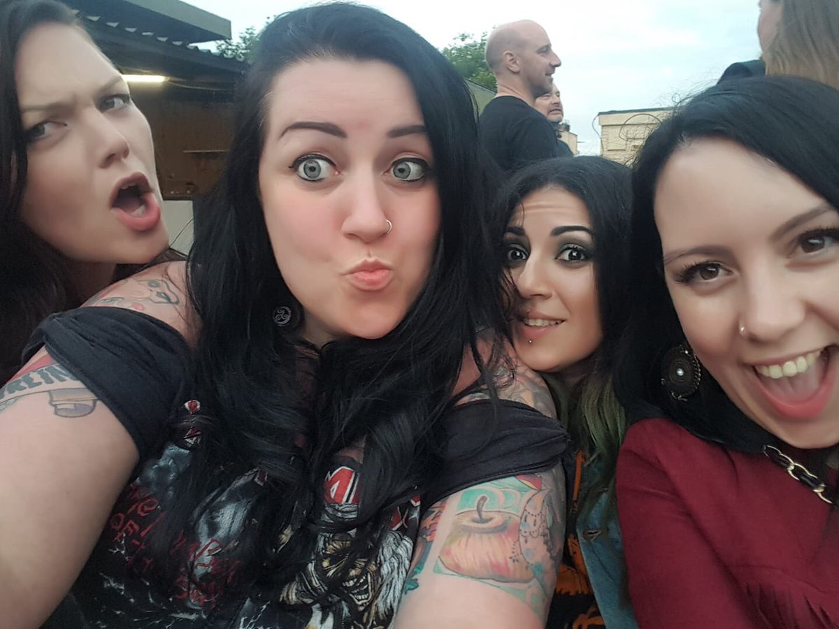 TheGothHippy's tweet photo. Festival fun times! #breakingbandsfest #drunkinafield #festivallife https://t.co/mkuf5ZaBI3