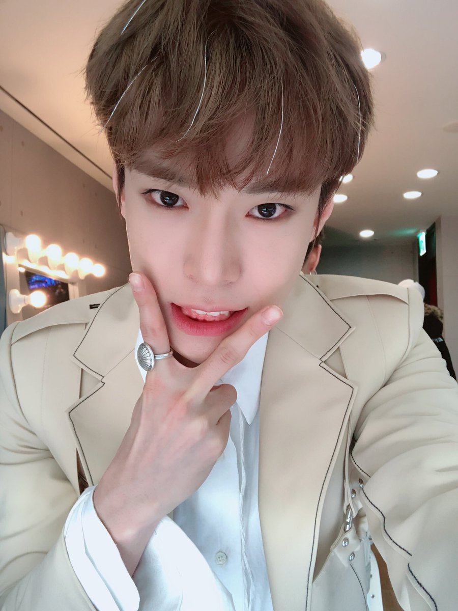 19960201__DY's tweet photo. 도영이의 음악중심 고정 셀카존ㅋㅋㅋㅋㅋ 창가앞에서 자연광셀카 짱짱이뽀 https://t.co/vJdAthiZl2