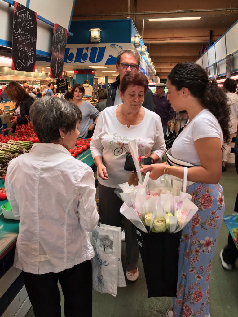 Grande opération spéciale Fête des Mères sur le marché de @VilleSucy à l'occasion de la Fête des Mères💖! Des milliers de sacs offerts aux clients du marchés par les commerçants! Des centaines de roses offertes aux mamans présentes sur le marché🌷 #fetedesmeres 💗