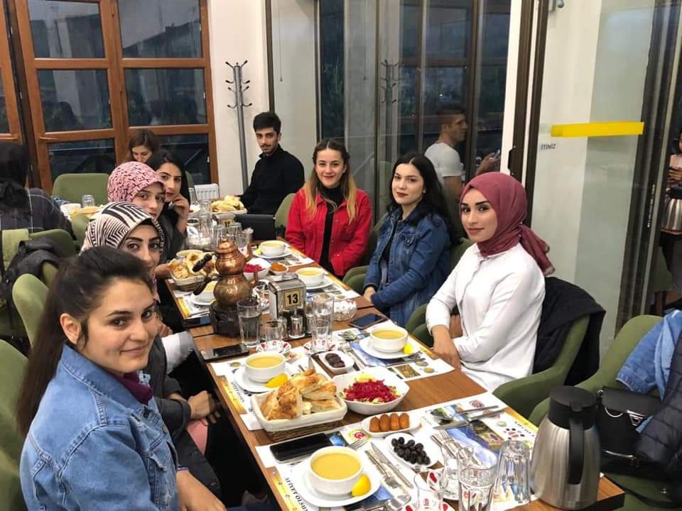 efkartepesi08's tweet photo. İlçe Kaymakamımız Sn Musa Göktaş ve Eşi Nazan Göktaş, bu yıl mezun olan Şavşat Meslek Yüksek Okulu öğrencilerine Efkar Tepesi İşletmemizde iftar yemeği verdi... https://t.co/NzKGusxBNA