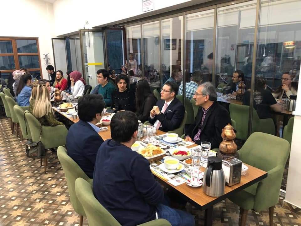 efkartepesi08's tweet photo. İlçe Kaymakamımız Sn Musa Göktaş ve Eşi Nazan Göktaş, bu yıl mezun olan Şavşat Meslek Yüksek Okulu öğrencilerine Efkar Tepesi İşletmemizde iftar yemeği verdi... https://t.co/NzKGusxBNA