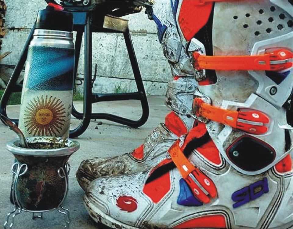 CROSSPRENSA's tweet photo. BUEN DÍA! Y FELIZ 25 DE MAYO PARA TODOS!!! Para nosotros no es feriado porque hay motocross, y estamos felices que así sea. Con el deporte, también se hace patria...
Nos acompañan con un mate calentito en la fría mañana? #Crossprensa #Puromx #Matesmx https://t.co/QS7IUtJBOI