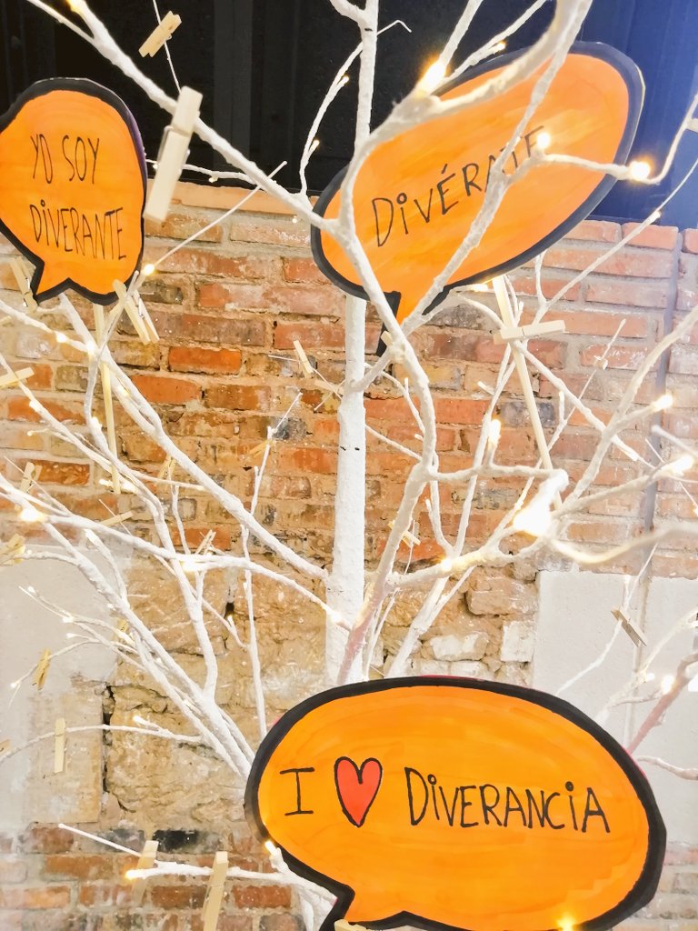 diverancia's tweet photo. Corea del Sur, Emiratos Árabes Unidos, China, Sáhara Occidental, Argentina... Son solo algunos de los países de los que hablaremos esta tarde.
#Yosoydiverante #Diverancia @maristasburgos @ONGDSED @Talentiaworld https://t.co/HNNYB8tsLF