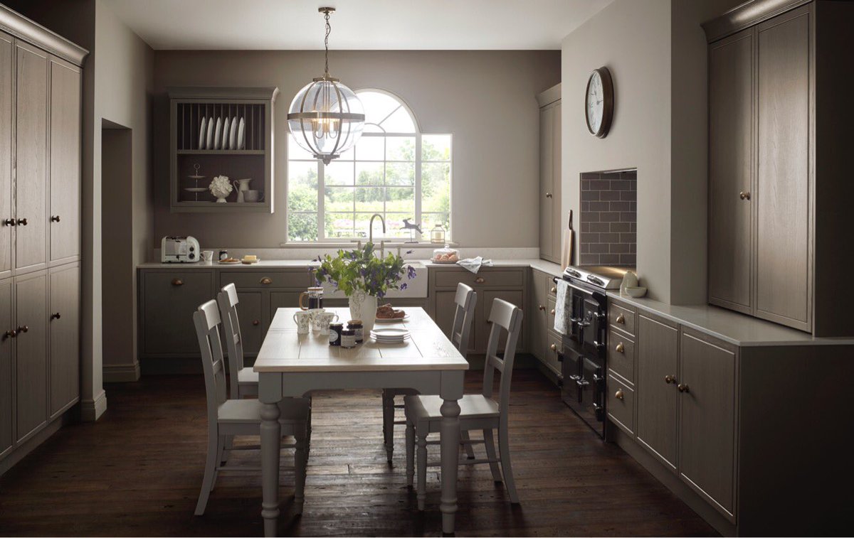 This beautifully crafted @LAKitchensUK has been given a modern twist with tall dresser bi-fold cabinets creating excellent storage and style blending traditional designs and clever ideas for your <a href="/UltimateKBB/">Ultimate Kitchens & Bedrooms</a> kitchen. #kitchengoals #blendingideas #modernmeetstraditional