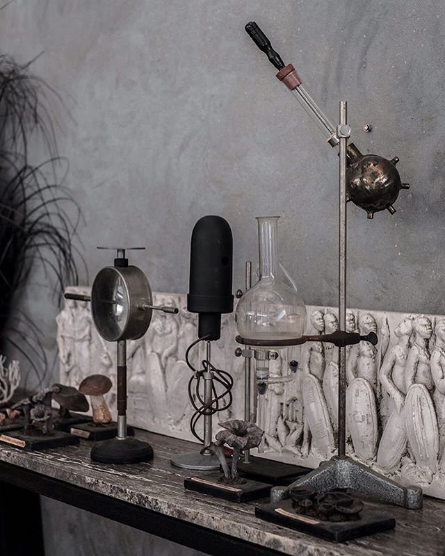 We stepped into the world of @studioarnodeclercq for issue No.11, to talk about the passion of this young designer from Antwerp.
Text by Toon Anthoni.
Photo by @tibods .
.
#openhousemagazine #openhouse #arnodeclercq #studioarnodeclercq #antwerp