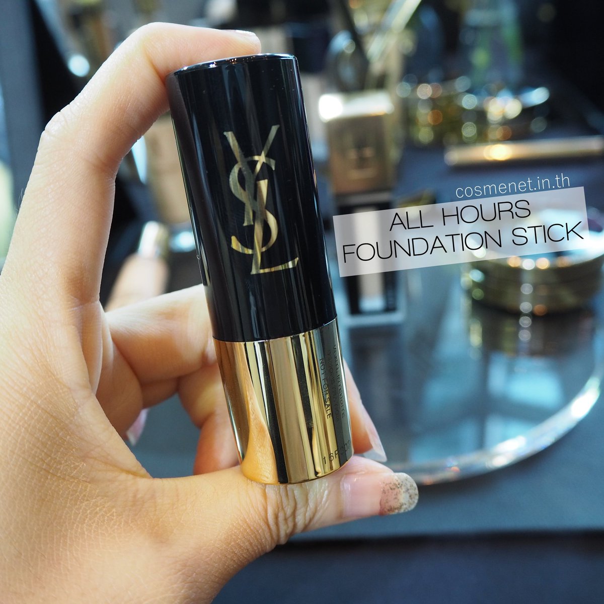 cosmenetThai's tweet photo. มาถึง ALL HOURS FOUNDATION STICK (2,300 THB) รองพื้นสติ๊กแท่งเล็กพกสะดวกใช้ง่าย แค่ปาดก็ปกปิดกริ๊บ เนื้อแน่น ให้สีชัดเจน ผิวดูเนียนเด้งไม่มัน ทาทับระหว่างวันก็ได้ ถ้สีเข้มมาทำคอนทัวร์ สีอ่อนมาแตะทำไฮไลท์ก็ได้ #yslbeautyTH #foundation101 #howtobeauty #ไว้รีวิวห้ามขายของโว้ยย https://t.co/yiGfd8dJuZ