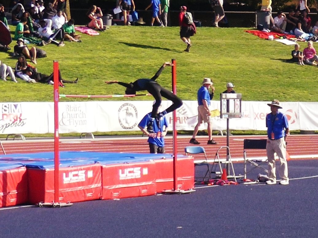 VPHSTrack's tweet photo. First time State Qualifier, Kyle Jankans, had great composure getting over his first attempts of 6'4 and 6'6. He advances into tomorrow's State Finals!

@VPHSathletics @kyle_jankans303 @OrangeUnifiedCA @CityofVP @ocvarsity @ocvarsityguy
@SteveFryer
#weRUNvphs #firsttoSEVEN https://t.co/HTiCWSRj19