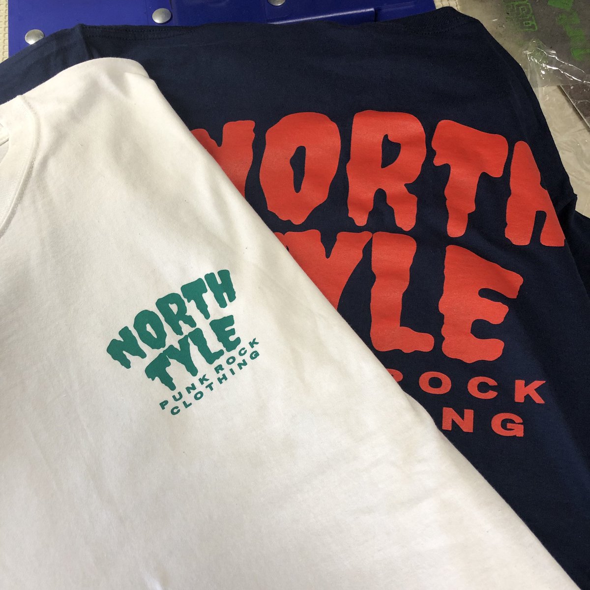 17Gackyshit's tweet image. 今日も今日とて新宿に向かいまーす！本日はTシャツとロンTのみのシンプルな物販で。お買い上げよろしくお願いします。①需要あるか知らんけど1枚だけボディ出てきたからA○BAタカシEdition②新作デザインのサンプル③某レーベルTみたいって言われ続けてる定番のやつ
他にもあり〼！