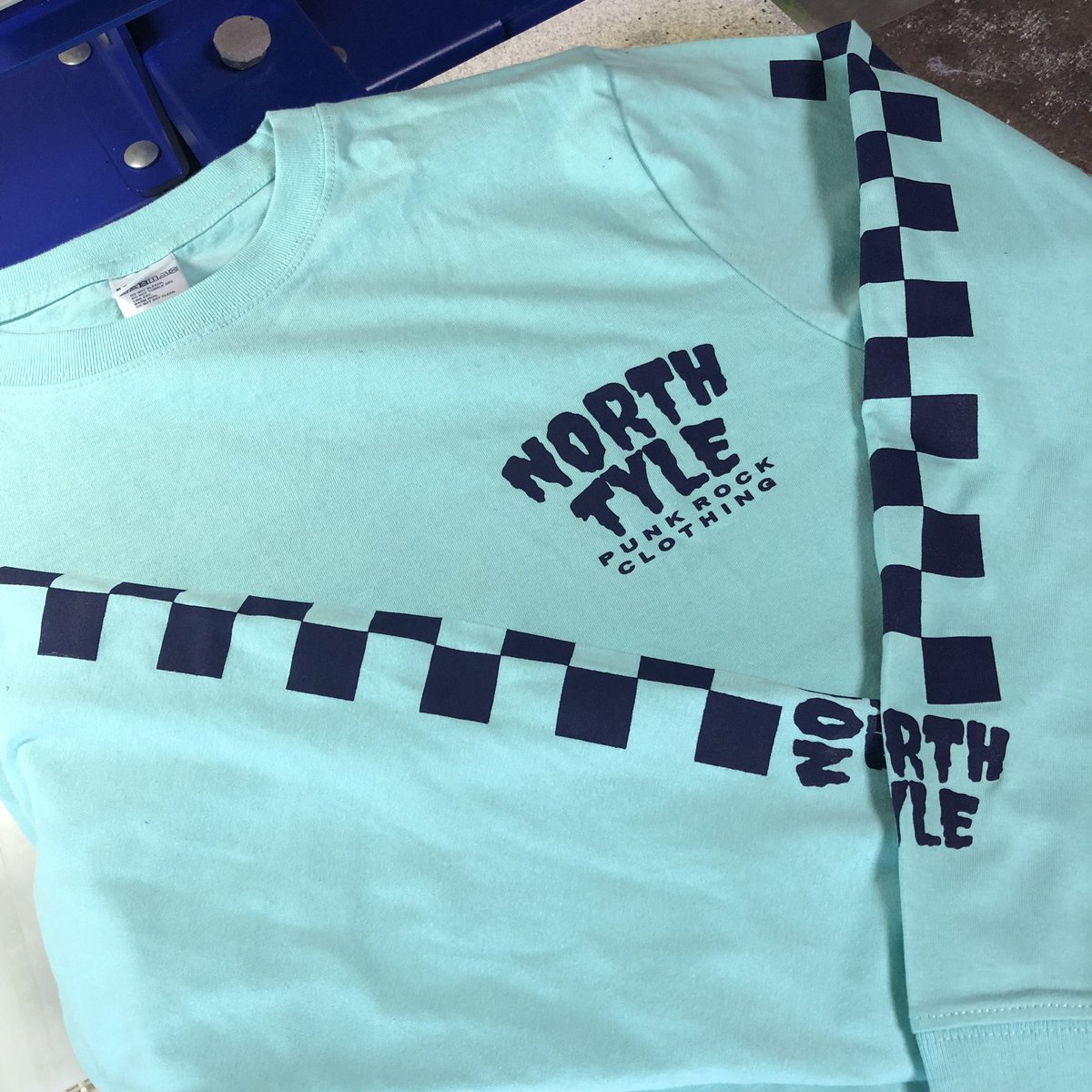 17Gackyshit's tweet image. 今日も今日とて新宿に向かいまーす！本日はTシャツとロンTのみのシンプルな物販で。お買い上げよろしくお願いします。①需要あるか知らんけど1枚だけボディ出てきたからA○BAタカシEdition②新作デザインのサンプル③某レーベルTみたいって言われ続けてる定番のやつ
他にもあり〼！