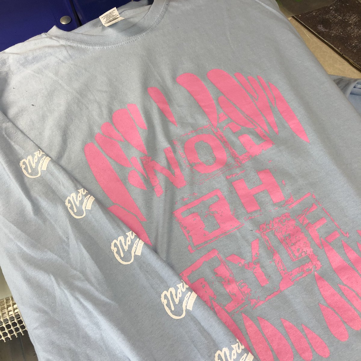 17Gackyshit's tweet image. 今日も今日とて新宿に向かいまーす！本日はTシャツとロンTのみのシンプルな物販で。お買い上げよろしくお願いします。①需要あるか知らんけど1枚だけボディ出てきたからA○BAタカシEdition②新作デザインのサンプル③某レーベルTみたいって言われ続けてる定番のやつ
他にもあり〼！