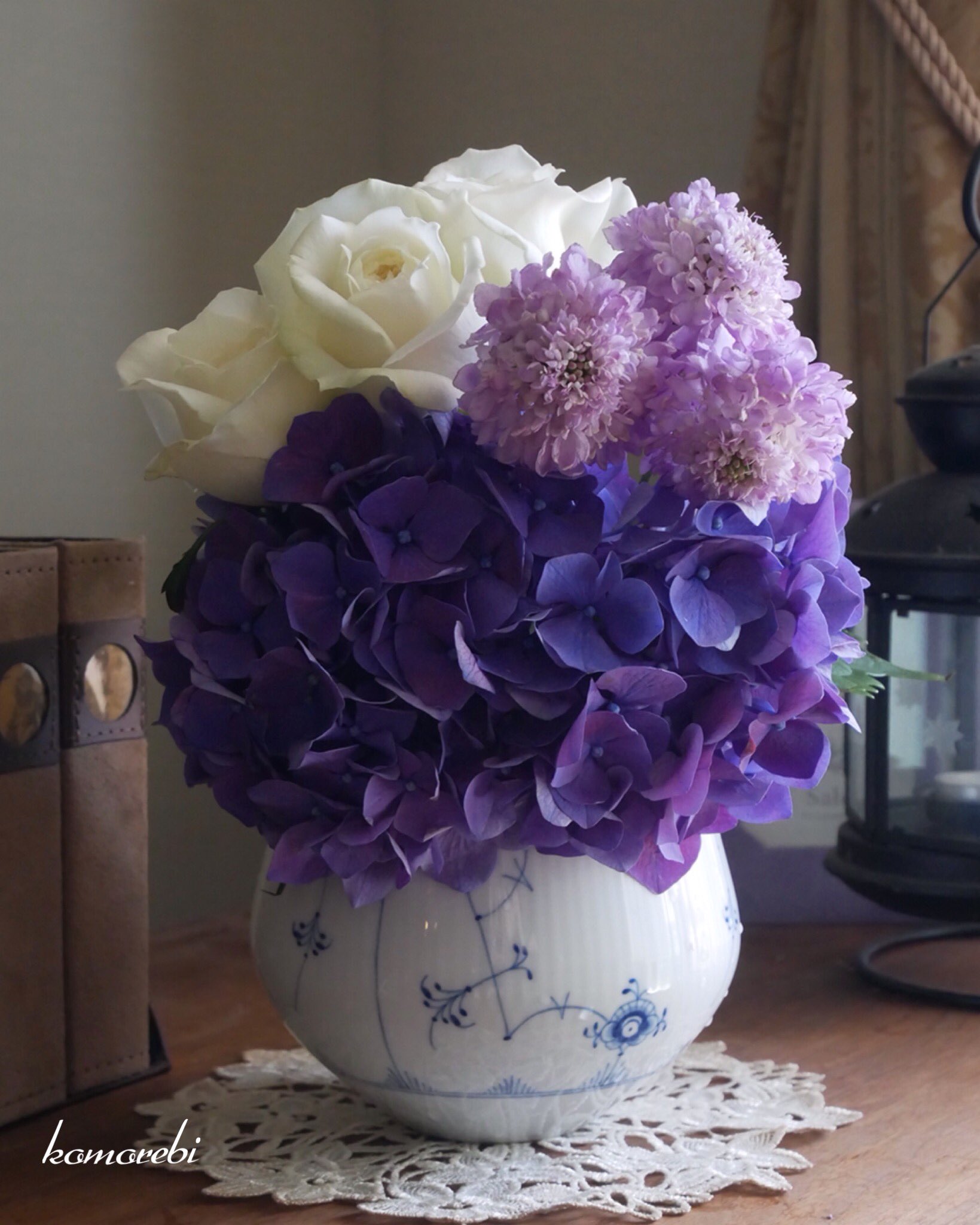 Komorebi 戦争反対 Twitter पर 有楽町の青山フラワーマーケットで選んだお花 パープルの紫陽花は華やか 気品ある美しいホワイトローズ シェドゥーブル 淡いラベンダーカラーのスカビオサ ラオウホノカ ロイヤルコペンハーゲンのフラワーベースとも色合わせ