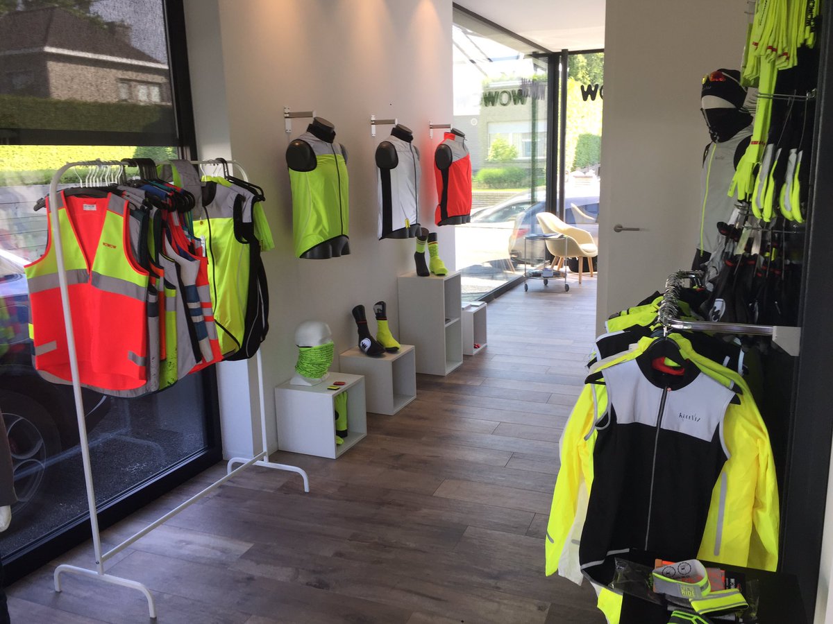 RaceViz's tweet photo. Teamwork @RaceViz @Wowowbelgium 👊✔️💯 

#safecycling #roadsafety #hiviz #veiligverkeer #SafetyTips #raceviz #zichtbaarheid #wowowreflectivewear https://t.co/xd70UkVkUt