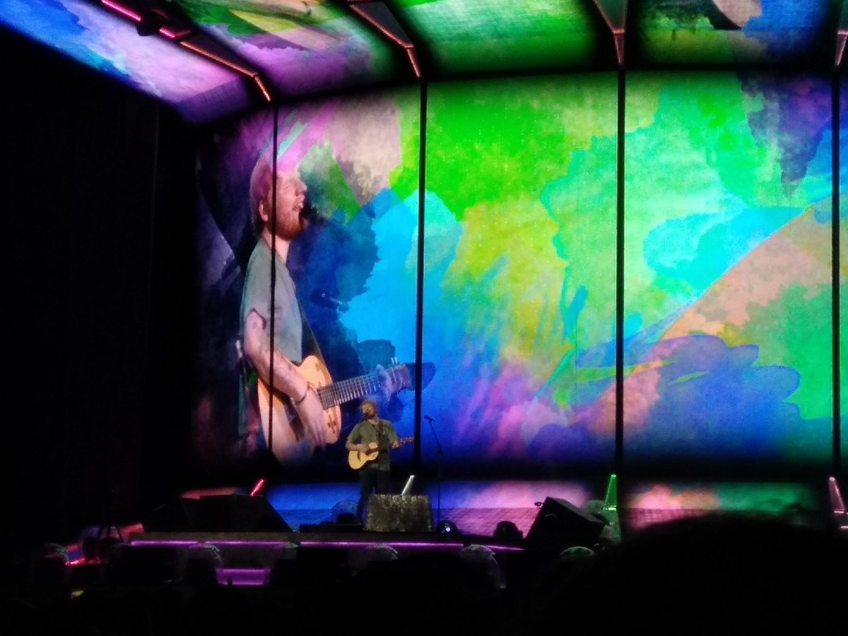 Virginieval13's tweet photo. Un concert mémorable ! Merci @edsheeran 👏 #dividetour #Lyon https://t.co/u1BTESXcVq