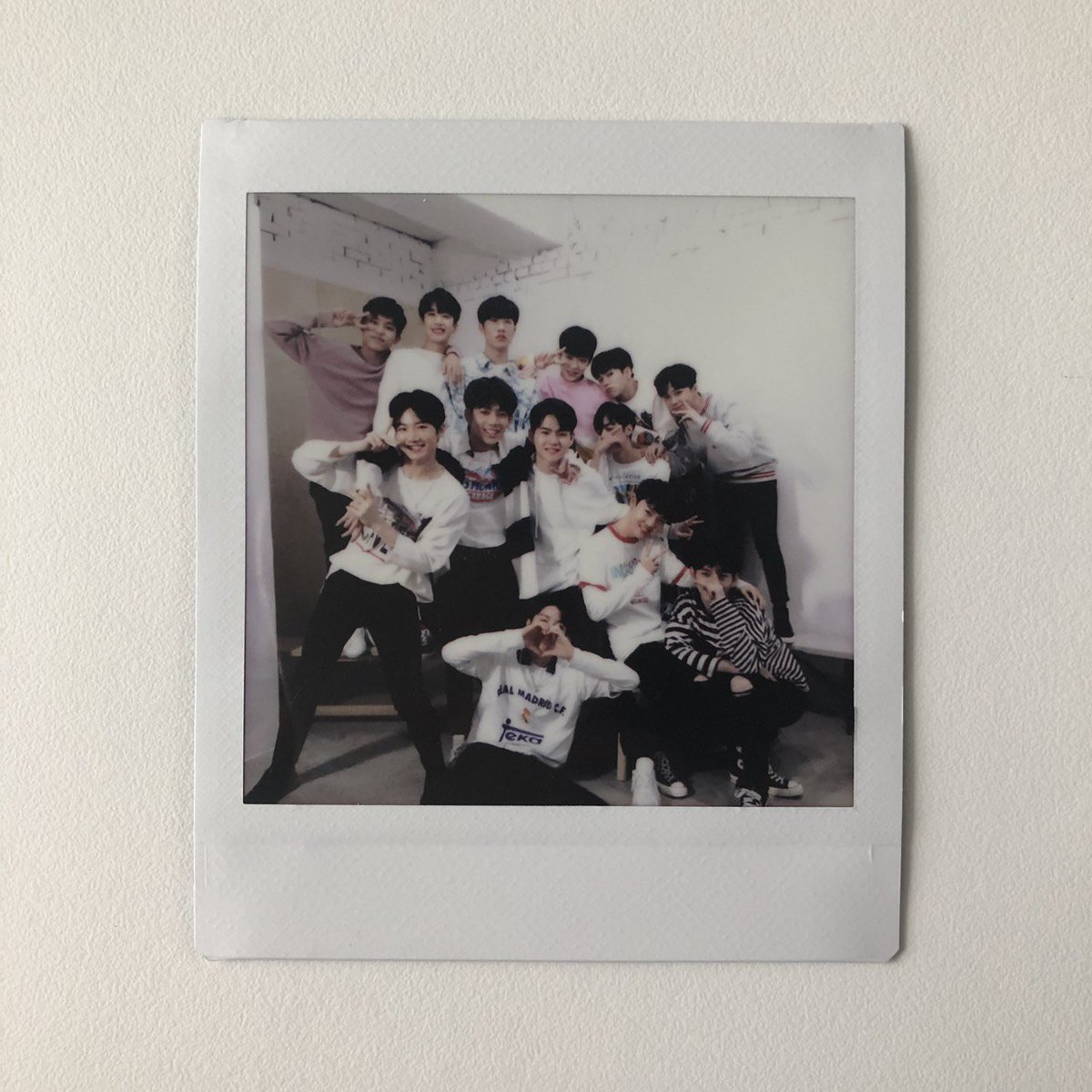 YG_TREASURE13's tweet photo. TREASURE 13 PREVIEW IMAGE MOMENT ‘BEGIN’ POLAROID CUT

#TREASURE13 #트레저13 #PREVIEW_IMAGE_MOMENT #BEGIN #POLAROID #BEHIND #YG https://t.co/7OMeYH1GqP