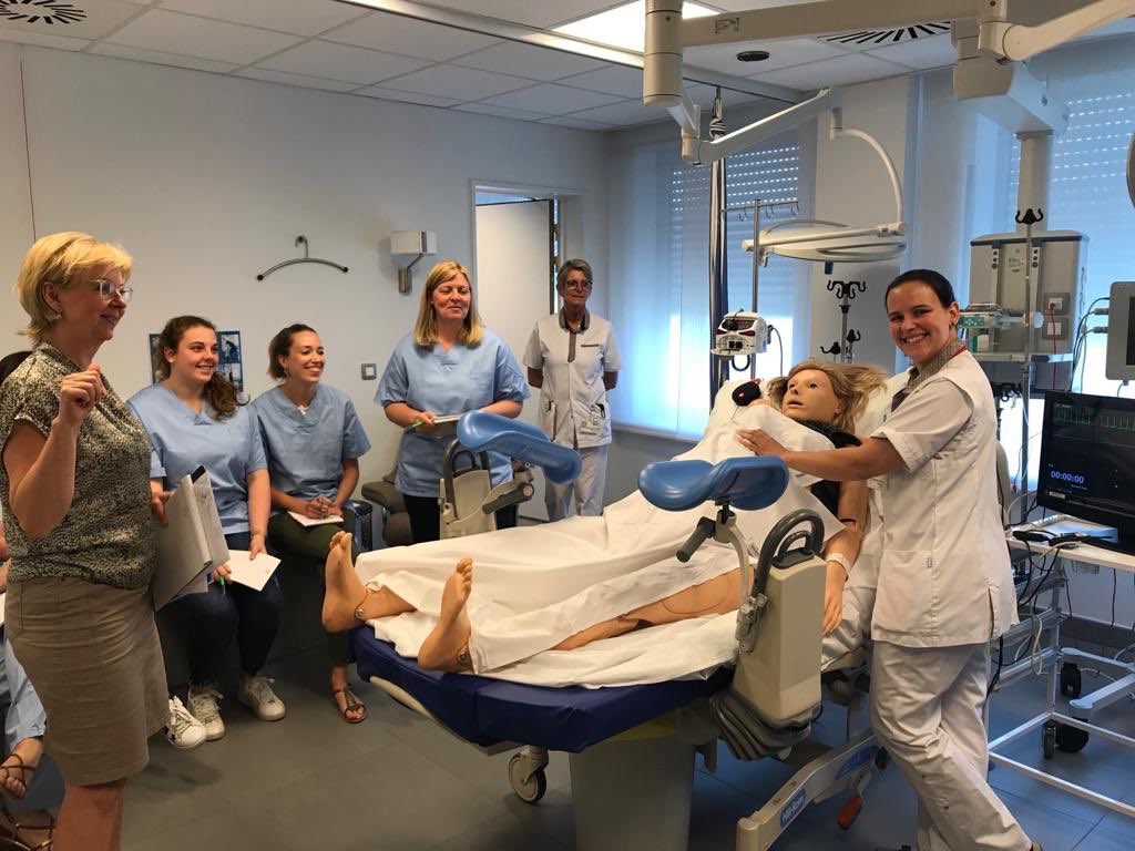 Onze Experten met hun Betty op simulatietraining bij Betty en haar verloskundig team. Proficiat, samen sterk voor moeder en kind <a href="/ArteveldeVRK/">ArteveldeVRK</a> <a href="/KliniekWaregem/">Ziekenhuis Waregem</a> <a href="/ArteveldehsGent/">Arteveldehogeschool</a> #vroedvrouw