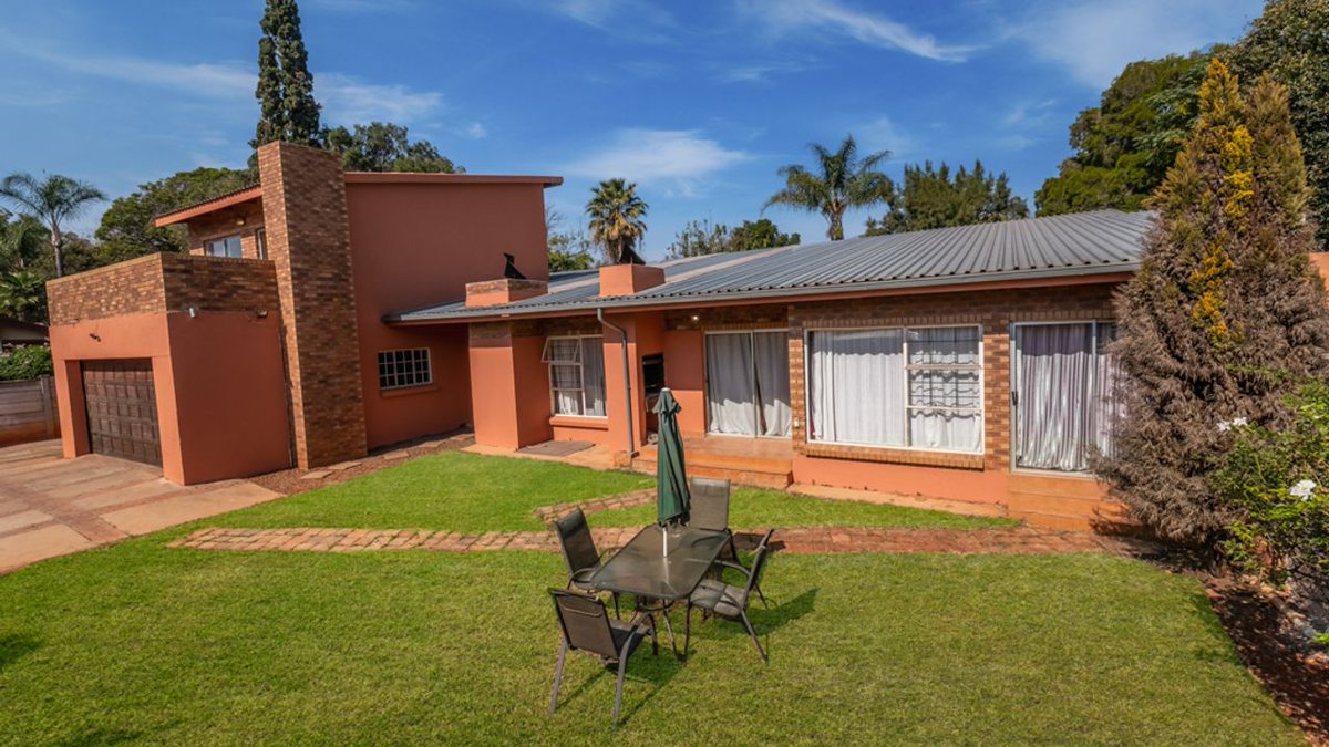 LeadhomeSA's tweet photo. Looking for a beautiful spacious family home? Check out this 7-bed home #JustListed for R1,680,000 in Meyerspark, Pretoria. Book your viewing & check out more πΈ here: https://t.co/Ua8kSbcYxy or βοΈ call 010 590 3088. #Leadhome #OneFlatFee #RealEstate https://t.co/xqTrZcTaRX