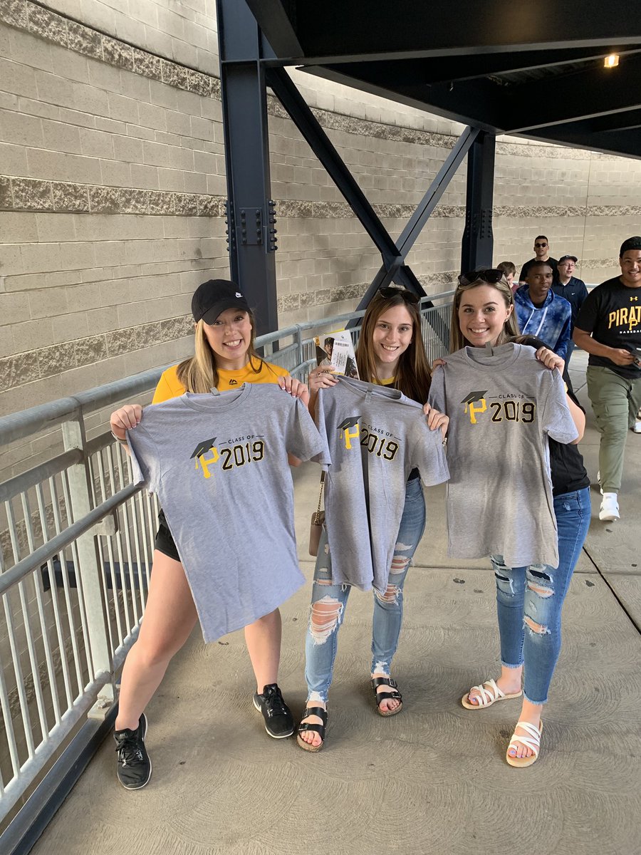 BHSClass_19's tweet photo. Senior Pirate game last night 🖤💛🤩 https://t.co/cmgWRyqrnl