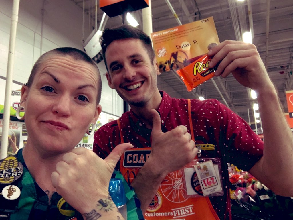 cayselahrman's tweet photo. Had to send out some thank youโs,
First to @Bselch for the favorite things idea, from which I learned that @dylan_jaz โs fav candy is Reeseโs and his fav holiday is his birthday..look whoโs here on his b-day preppin for a busy garden weekend! #TEAM4040 @RLM4040 https://t.co/dDgntnMjaL