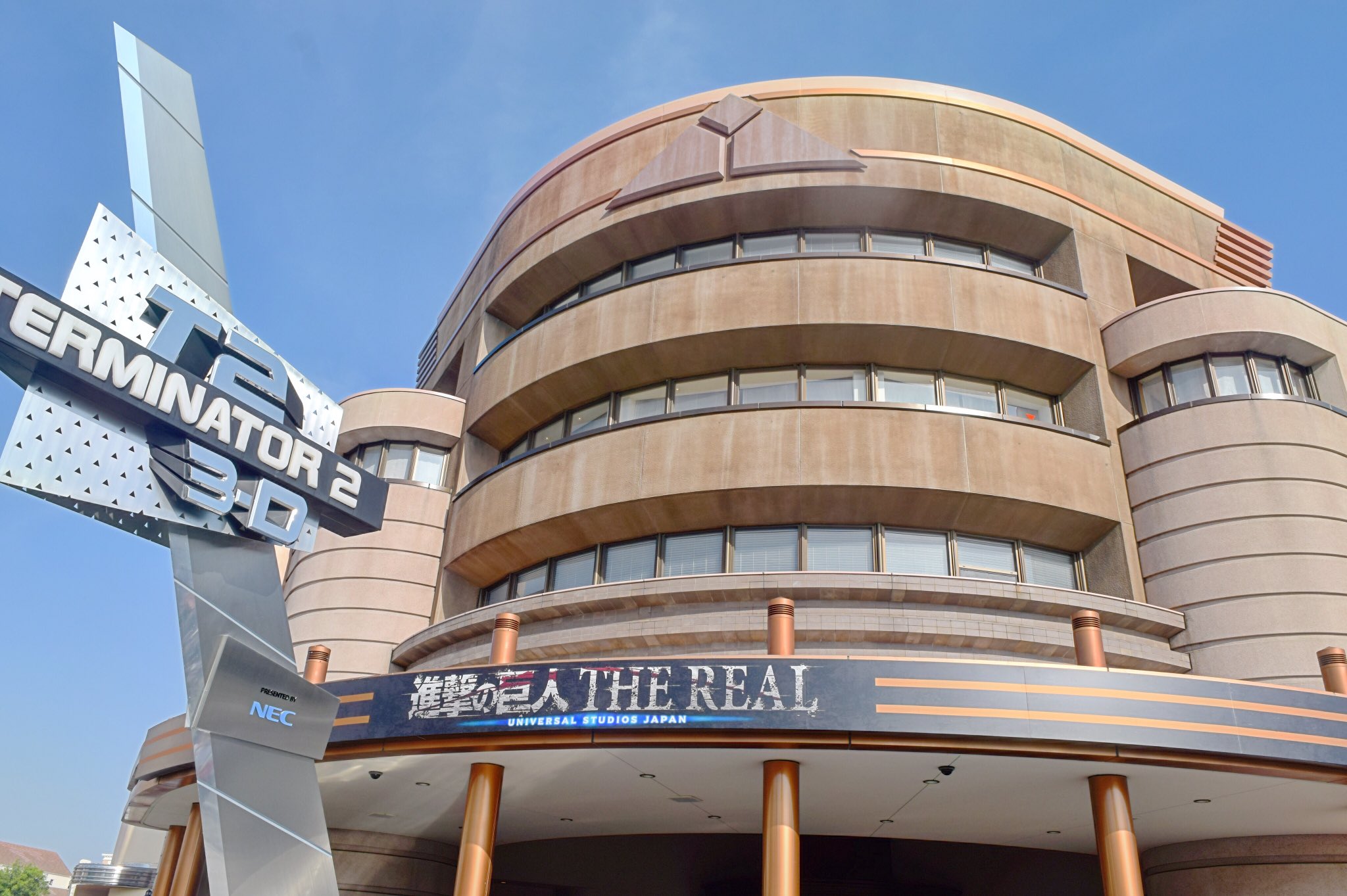 Usj情報局 L C A Studios インパ 進撃の巨人 ザ リアル の準備が ちゃくちゃくと進められていました ターミネーター2 3dはこれに伴い現在クローズしています サイバーダイン社のロゴが Usj 進撃の巨人 T Co Ueiov7sf Twitter