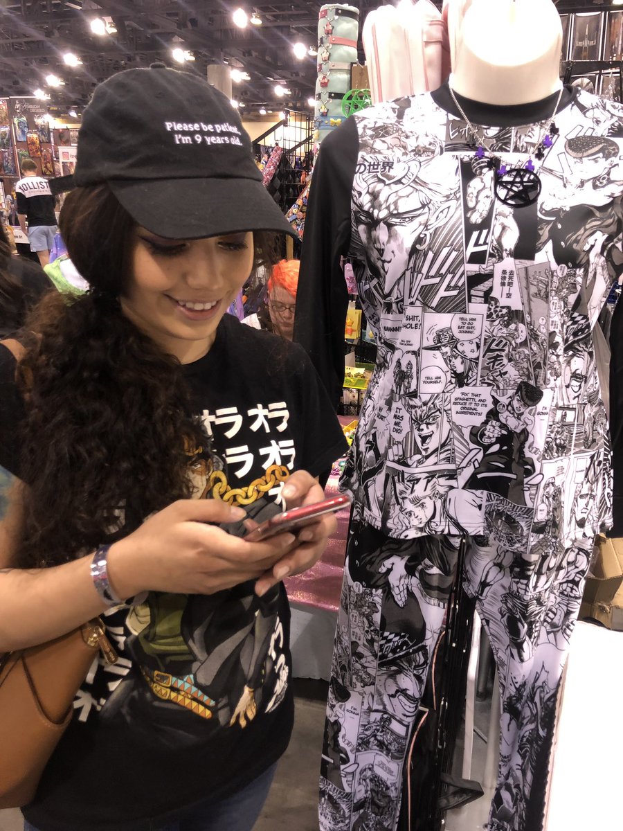 tigerxgilbert's tweet photo. Phx comic con day 2! https://t.co/j8zdfRkMjQ
