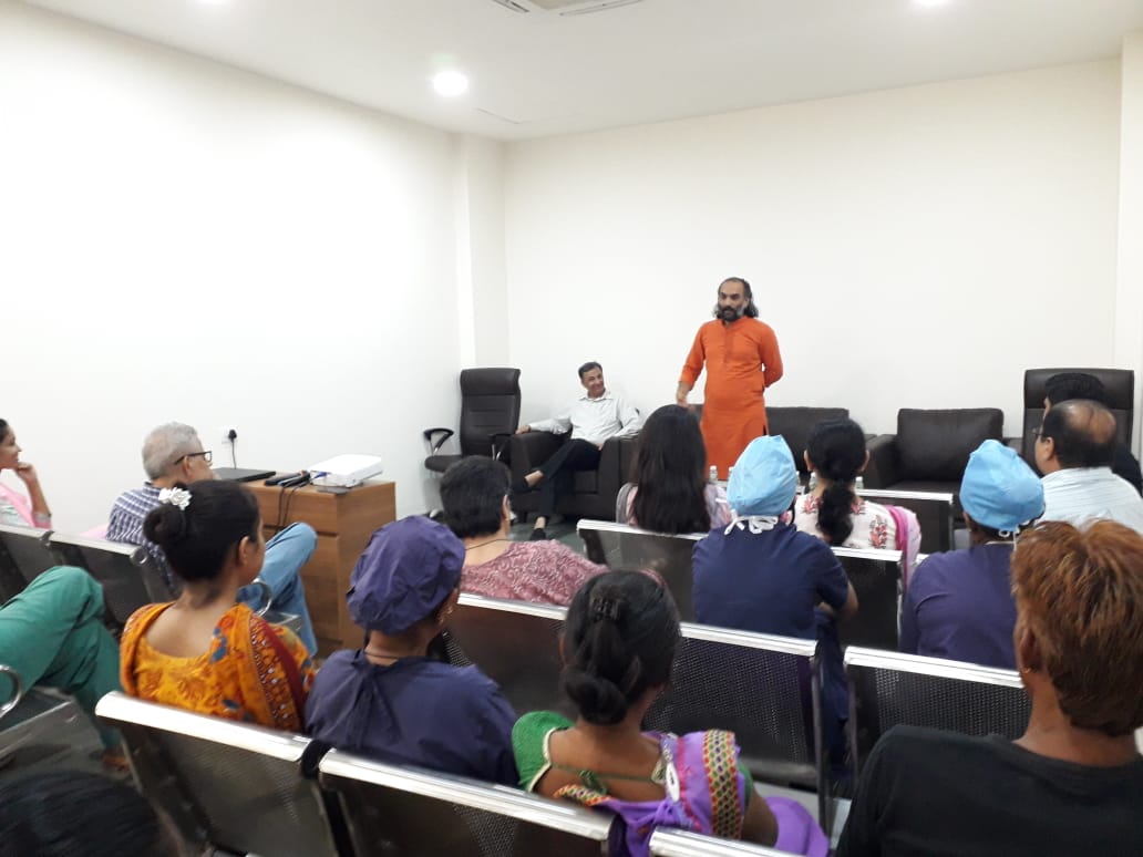 આજે સત્ય સાઈ હોસ્પિટલ અમદાવાદની મુલાકાત લીધી. બાળકોના હૃદય માટે હૃદયથી કામ કરતી તદ્દન ફ્રી હોસ્પિટલ લાઈફમાં પહેલીવાર જોઈ ! સાંઈબાબાની પવિત્ર ચેતના અહીંના પાણે પાણે વરતાણી ..
 મનોજ ભીમાણી &amp; હેમુ ગાંધી તથા આ સેવા યજ્ઞમાં જોડાયેલા સર્વેને વંદન અભિનંદન

#sairamdave #rajkot