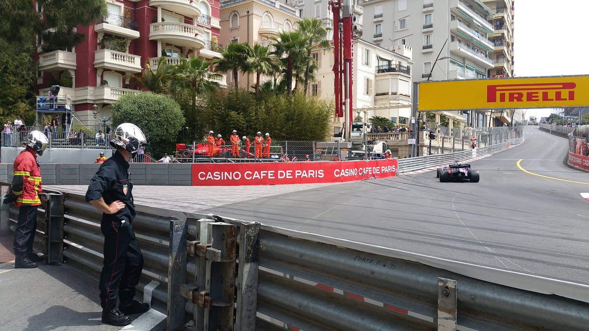 DrLuiten's tweet photo. @ZiggoSportF1 @jackontracks No lunch for Ferrari mechanics today unforyunately https://t.co/AR2cyQ4JYi