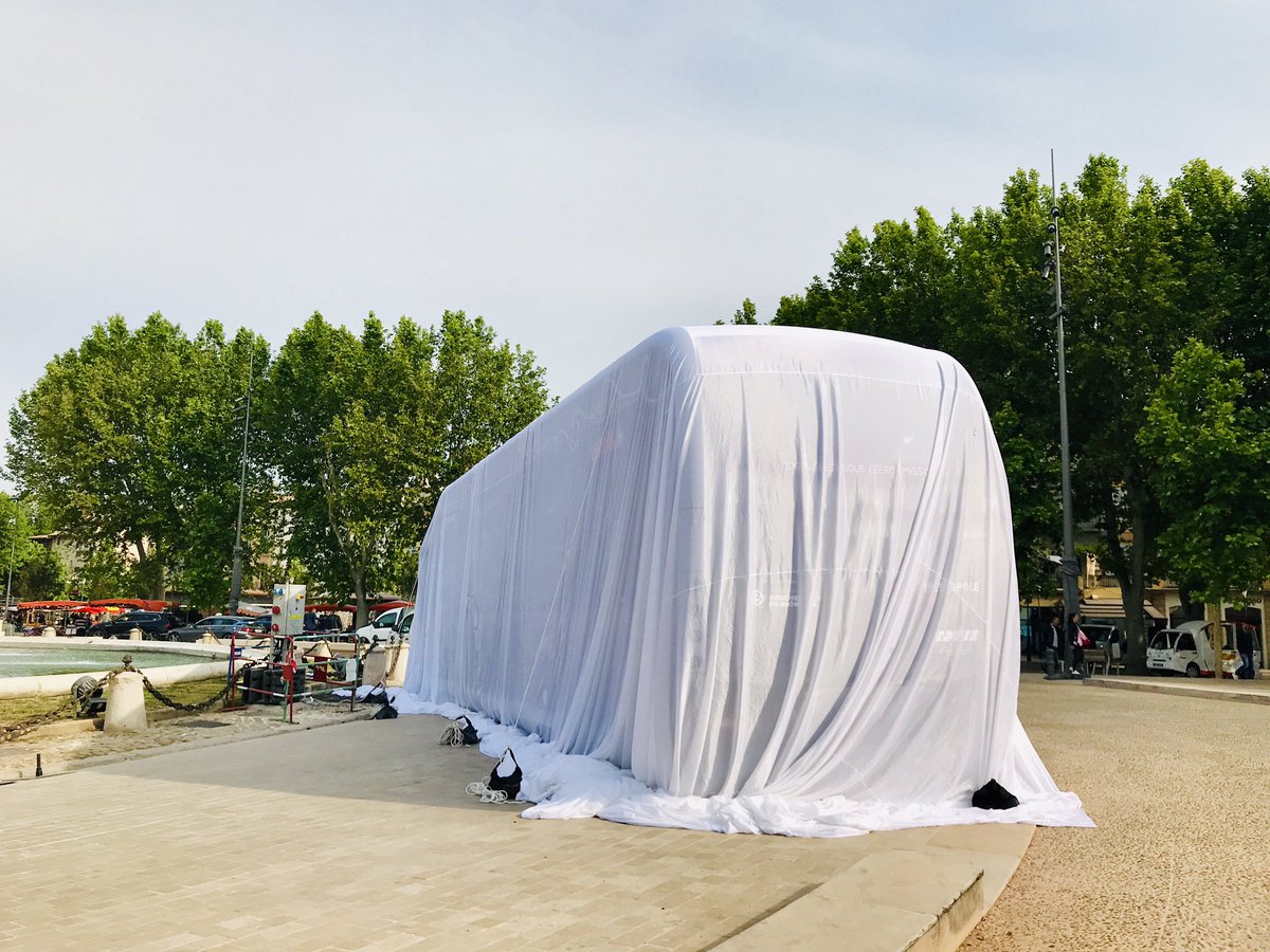 marysejoissains's tweet photo. H-1 pour dévoiler aux Aixois la livrée du futur #Aixpress. Le #BHNS qui sera mis en service le 2 septembre. Électrique, silencieux et beau.... rdv a 11 h place de la Rotonde. Lui est en place et vous attend. #lebusquivousressembe #aixmaville https://t.co/lH3lveALOP