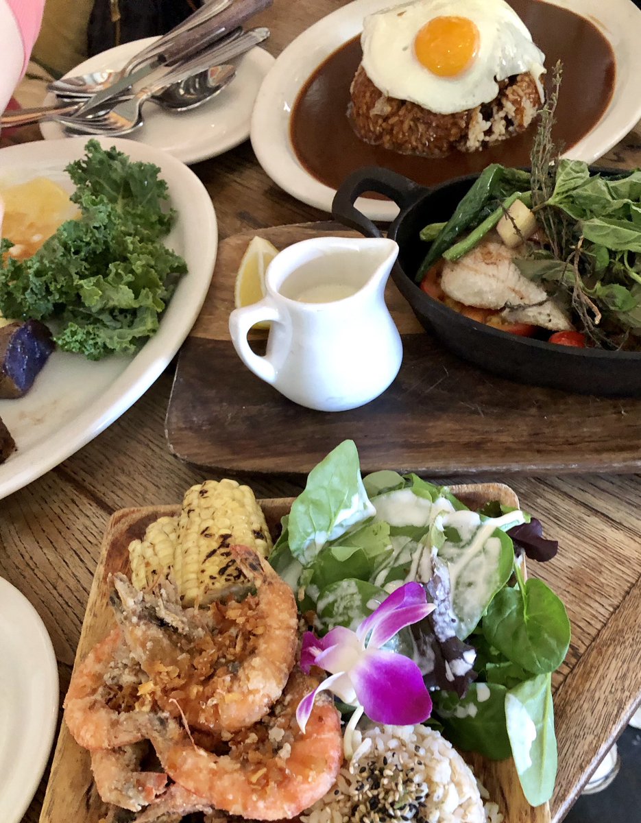 toshikyto's tweet photo. 晩ご飯。ハワイ料理。エッグベネディクト。カットすると綺麗。ロコモコ、マヒマヒのバターソテー、ガーリックシュリンプ。美味しくいただきました。夜はホテルプールサイドでハワイアンショー😀 #hawaii #rocomoco https://t.co/9uMF8E6jQp