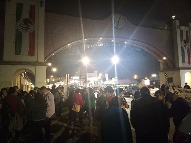 Midnight prayer at the Arch in Little Village #HandsAcrossChicago #LaVillita #Chicago bit.ly/2YOfvOs
