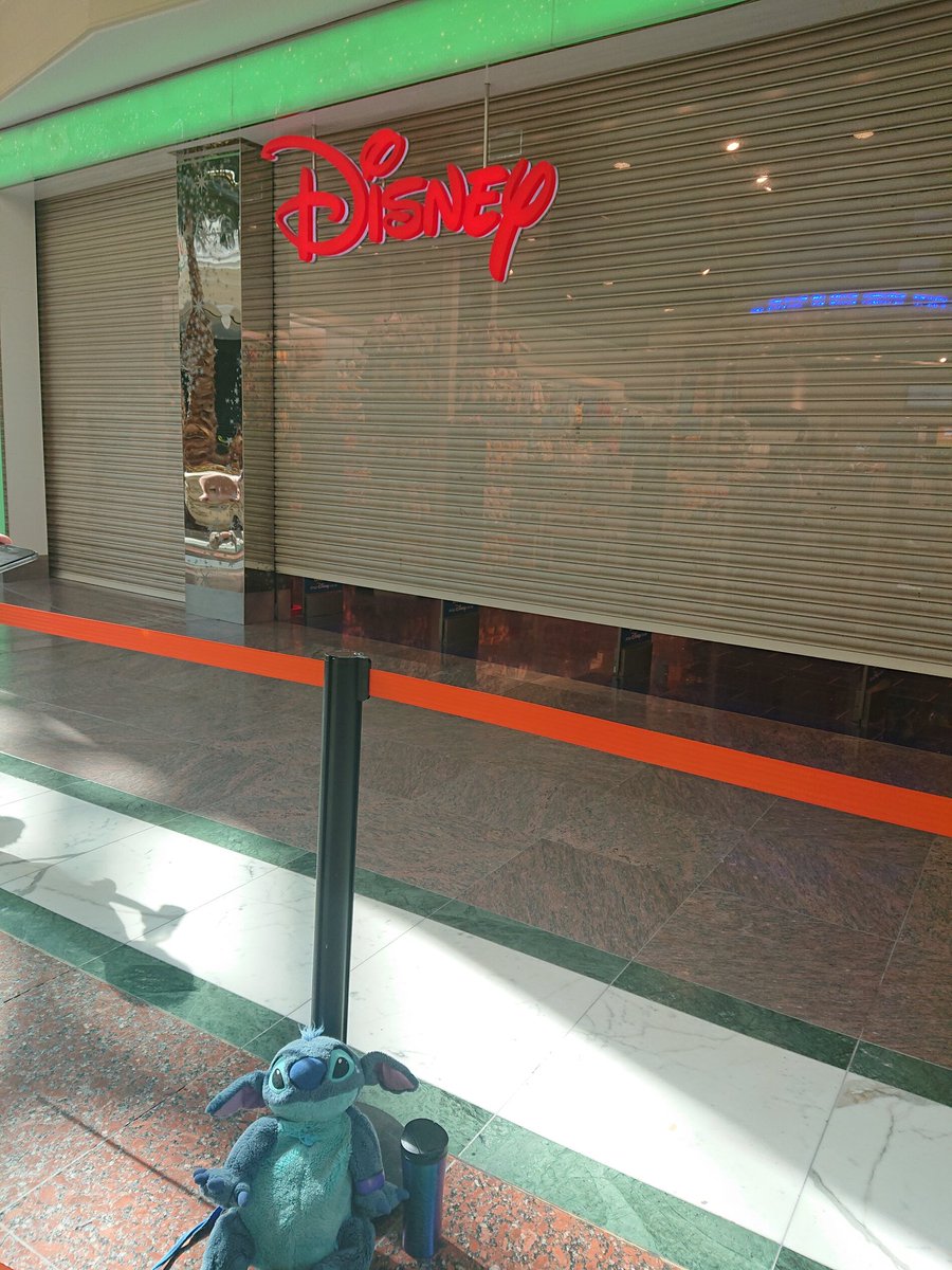 TravelsStitch's tweet photo. Today I am waiting patiently at @shopDisney store trafford centre  to get my #aladdin key! My people made me coffee in my @aladdin travel cup! Wait til I get inside and cause mayhem! https://t.co/q7V10cyHdo