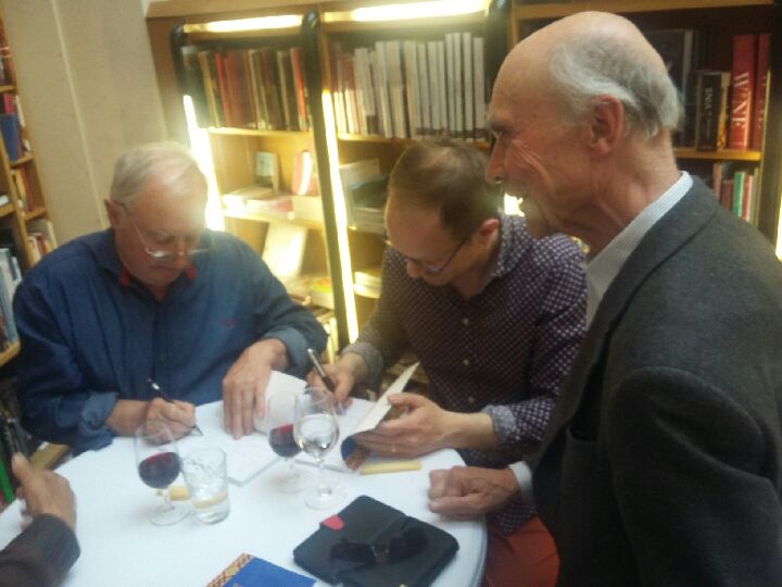 yolandecoent's tweet photo. #Bourgogne #Beaune Belle Séance de dédicaces #RolandMasse #LaurentGotti #AnneLafarge #ChristopheLucand #HervéAlexandre Beau moment de #convivialité #partage #CharlotteFromont #AubertdeVillaine @athenaeum21 @DomaineMichelLafarge #wine #culture https://t.co/yhNQJa655G