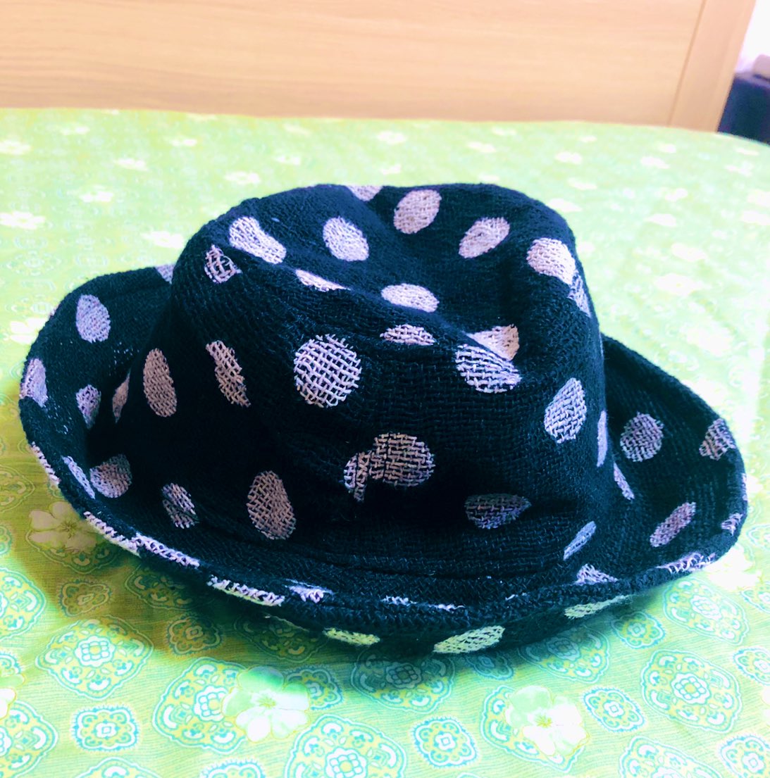 nozzy74's tweet photo. 昨日、店員のおかしなお姉さんにのせられて買った帽子〜😚💜🧡💚。
メチャ可愛くない?
柔らかいコットンで通気性抜群なのでこれからのシーズンも大活躍しそう🌞。ツバを折ってハット風にしてもいい感じです👧‼️
3種類候補があったんだけど後の2つも捨てがたかった〜😭。
#Reasian https://t.co/AMO2oXVahF