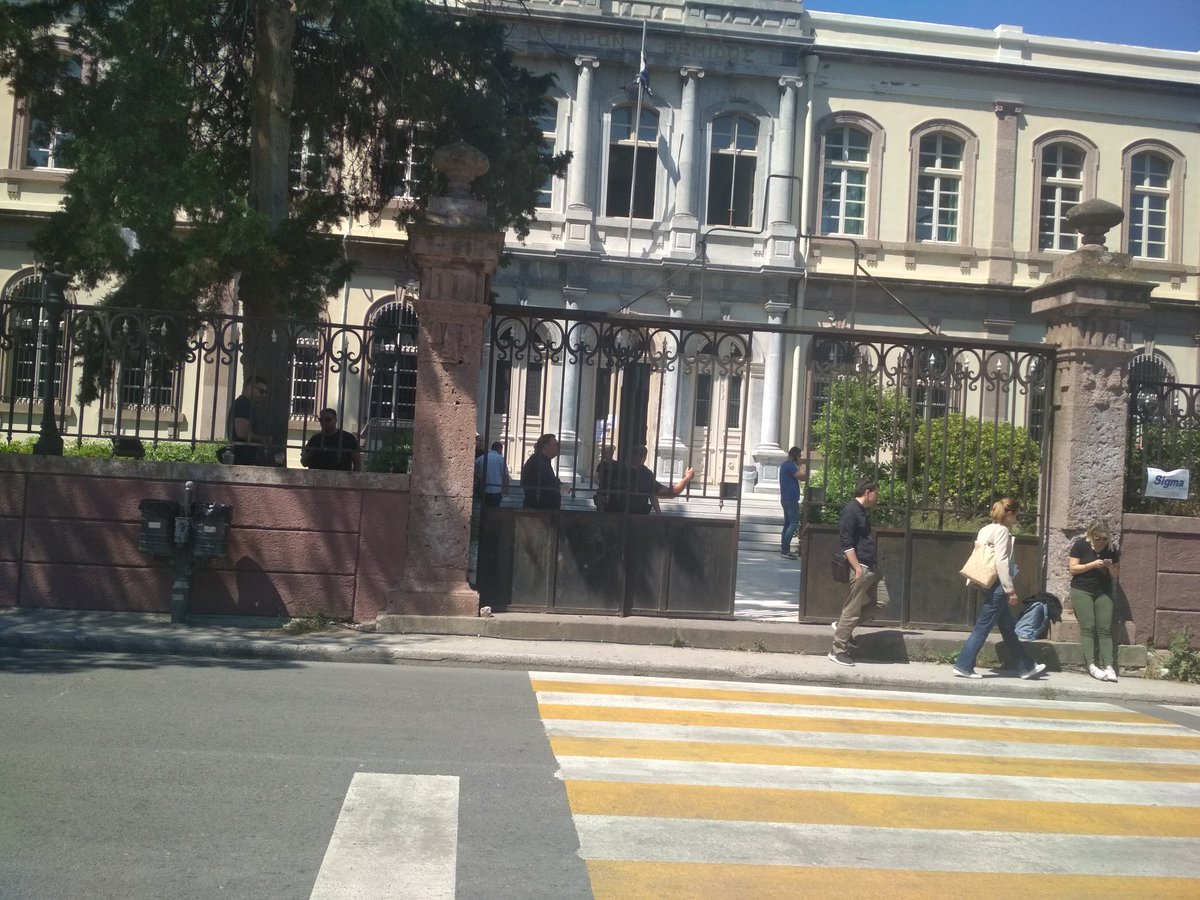 blackracoon16's tweet photo. Παρέμβασή στα δικαστήρια. Σήμερα έχει οριστεί η απολογία του γυναικοκτονου. Έντονη η παρουσία των μπάτσων. https://t.co/zqCzgaDPns