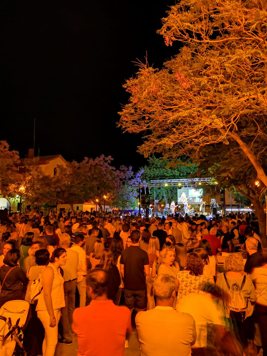 JuanAvilaCARMO's tweet image. Más de 1.000 carmonenses en el acto de cierre de campaña

GRACIAS!!! Mil gracias. Es lo único que puedo decir hoy.

Todavía con la emoción en el corazón, sólo puedo estar agradecido a todos los que anoche me acompañasteis

Gracias por vuestro apoyo