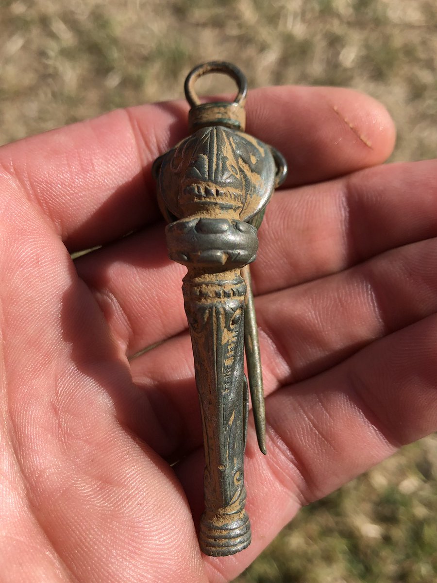DetectingDigsUK's tweet photo. Just been shown one of the most amazing Roman brooches I have seen in a while. Not found on one of our digs but from the finders local permission. https://t.co/VLJQEXHva3
