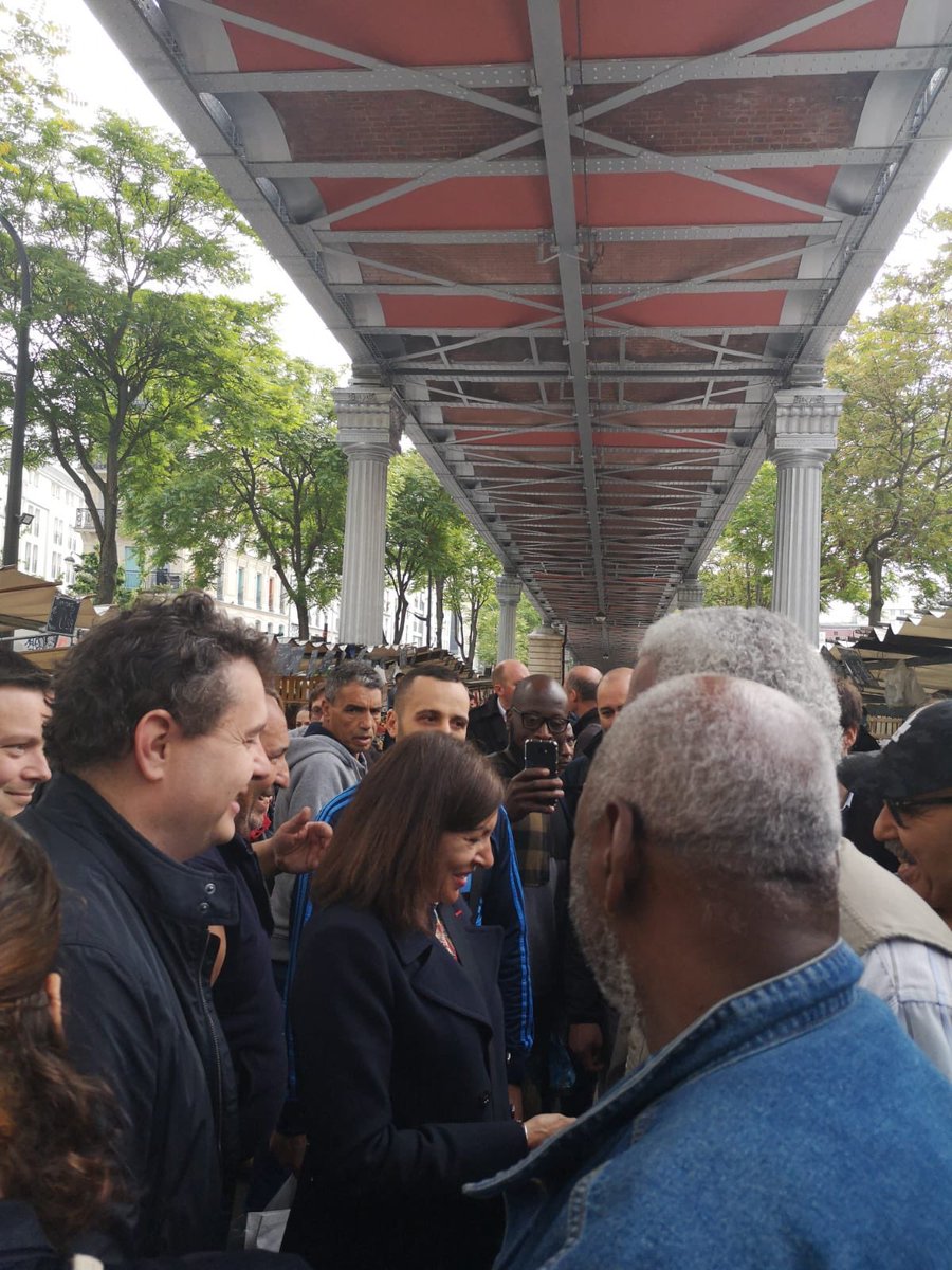 EricLejoindre's tweet photo. Beau moment de convivialité et d’échanges ce matin au marché #Barbès avec @Anne_Hidalgo. https://t.co/WEazqv0rHh