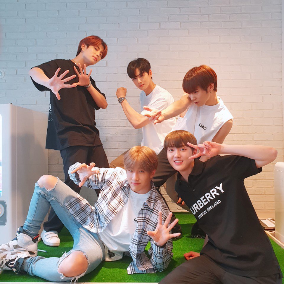 offclASTRO's tweet photo. 아벤져스 피규어랑 사진찍었어요~~!!!부럽죠~😛히힣 부러우면 500원 https://t.co/DDqe8Vyev9
