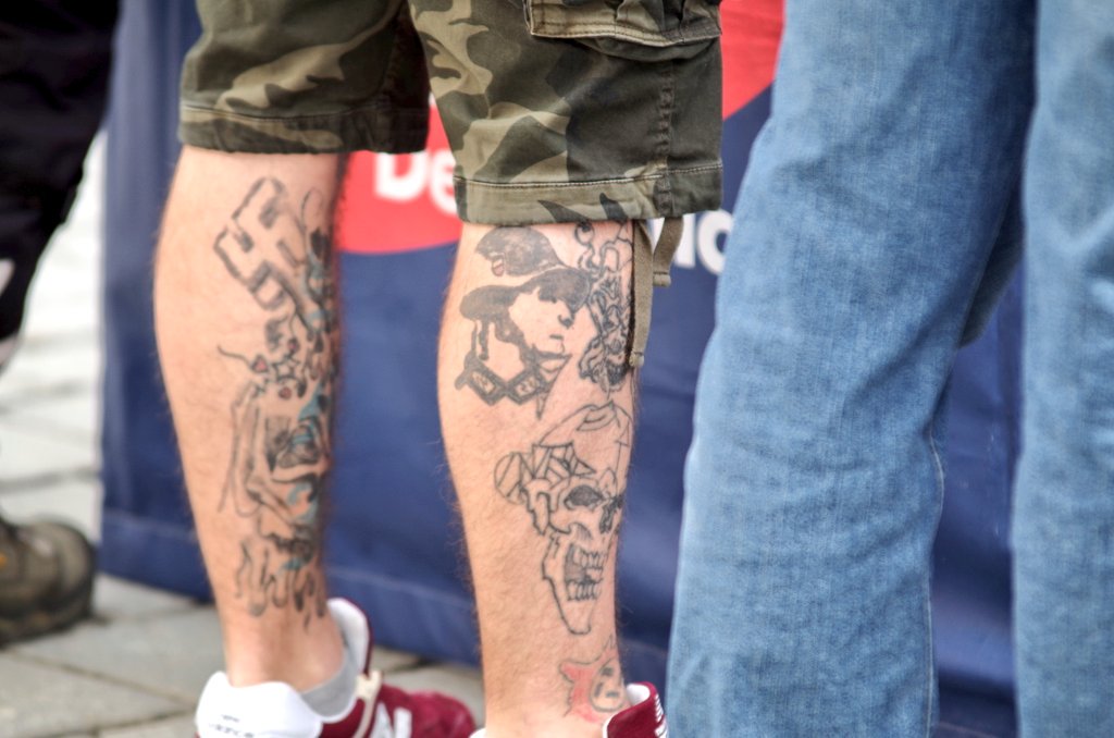 Sebastian Lipp A Twitter Auch Der Neonazi Mike Kleemann Interessiert Sich Fur Die Afd In Kempten Doch Wegen Eines Hakenkreuz Tattoo Auf Seiner Wade Fuhrt Ihn Die Polizei Ab T Co Mbjcheejtn