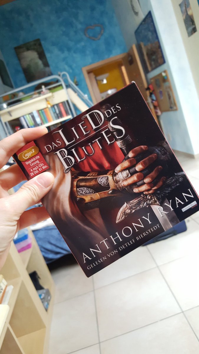 wiljaviola's tweet photo. Currently listening to CD 3 out of 4! Reeeeeally loving it, I might have found another favourite author!😍😀 @writer_anthony #RavensShadow #AnthonyRyan #BloodSong https://t.co/AgH4yHjQy3
