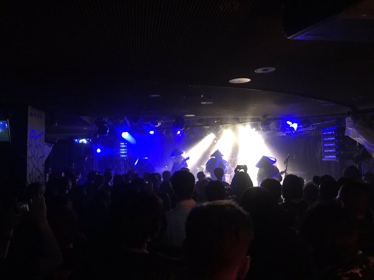 shuheiMLKLY's tweet photo. 東京ブラックメタルオリンピック開催中。
Zuriaakeが黒い雨を撒き散らしております。 #zuriaake #義眼 #渋谷Eggman https://t.co/WkFsXXSUXv