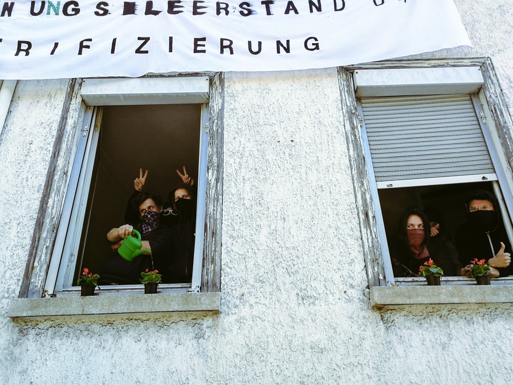 fckeigenheim's tweet photo. #Besetzen, putzen, Blumen gießen. An alles ist gedacht. Gute Laune, super Wetter, kommt vorbei!
🏠Kaiserstraße 39 #Reutlingen

Solidarische Grüße gehen außerdem raus an @besetzenberlin und die Menschen an der #RummelsburgerBucht #Berlin 

#positivbesetzen #wohnraumfueralle https://t.co/yNkrdphqte