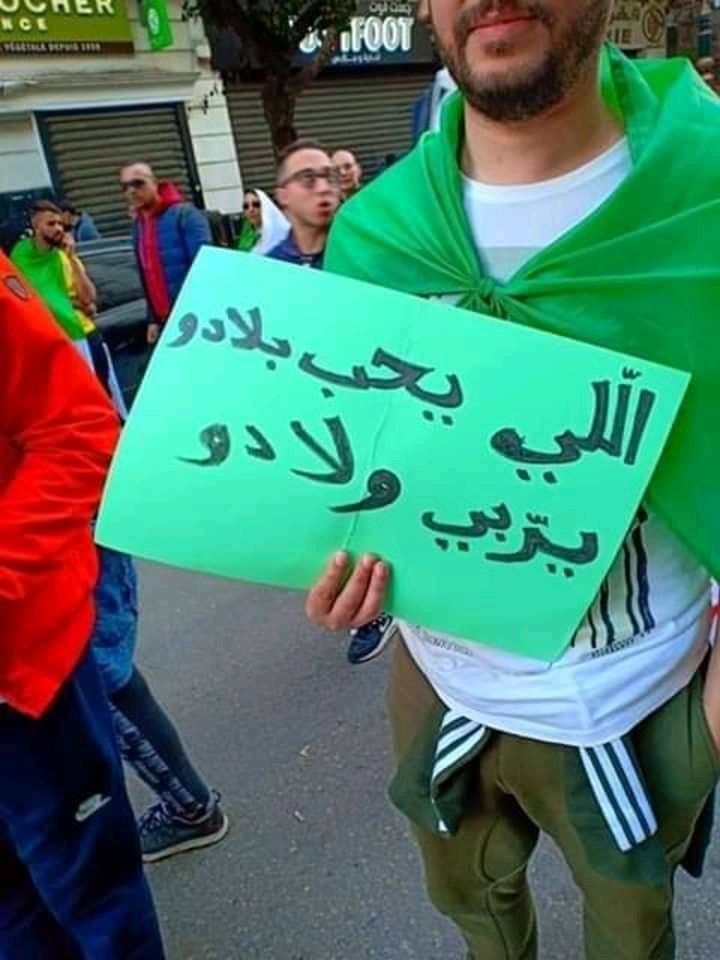 BejLila's tweet photo. مثلما قال لا تأتوا بأولاد وانتم تعلمون أنكم غير أهل للتربية ، الأطفال مسؤولية إنجابهم سهل وتربيتهم صعبة، وأنا شخصياً أعتذر لهذه السيدة الفاضلة وهي حامل كثير اسفة على الترهيب والاعتداء الذي حصل لك ، ويجب سحب الاطفل من اهلهم ووضعهم في إصلاحيات لان الاهل غير مؤهلين للتربية
#algerie https://t.co/DuGtJD5oLa