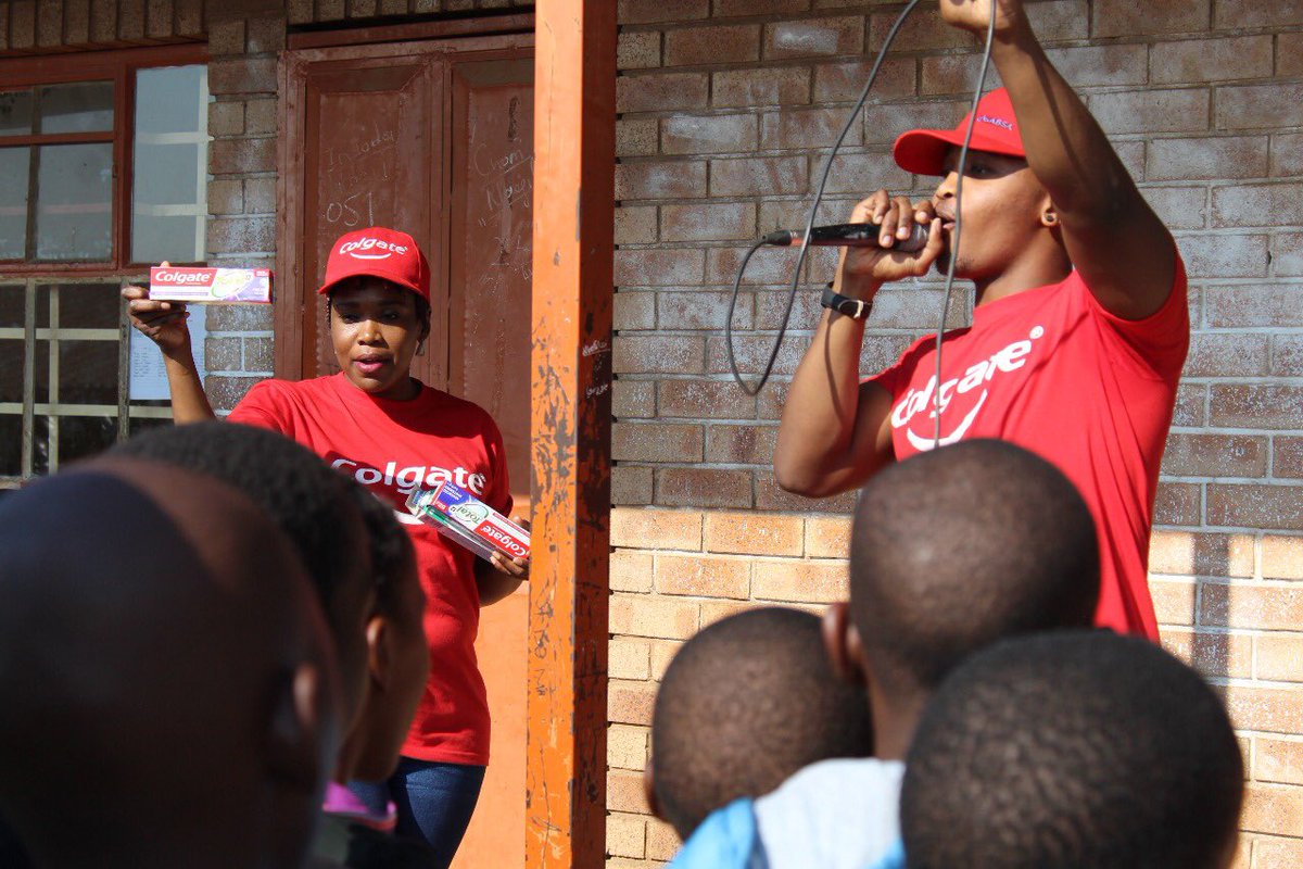 Roadvertiseads's tweet photo. Colgates keep SA smiling team teaches Nigel Duduza about the new Colgate 12 products and its great benefits.
#KeepSAsmiling
#Wehavearrived
#Totallyhealthymouth
#Healthylifestyle
#Oralcare
#Colgate12 https://t.co/iW2ioOwMWS