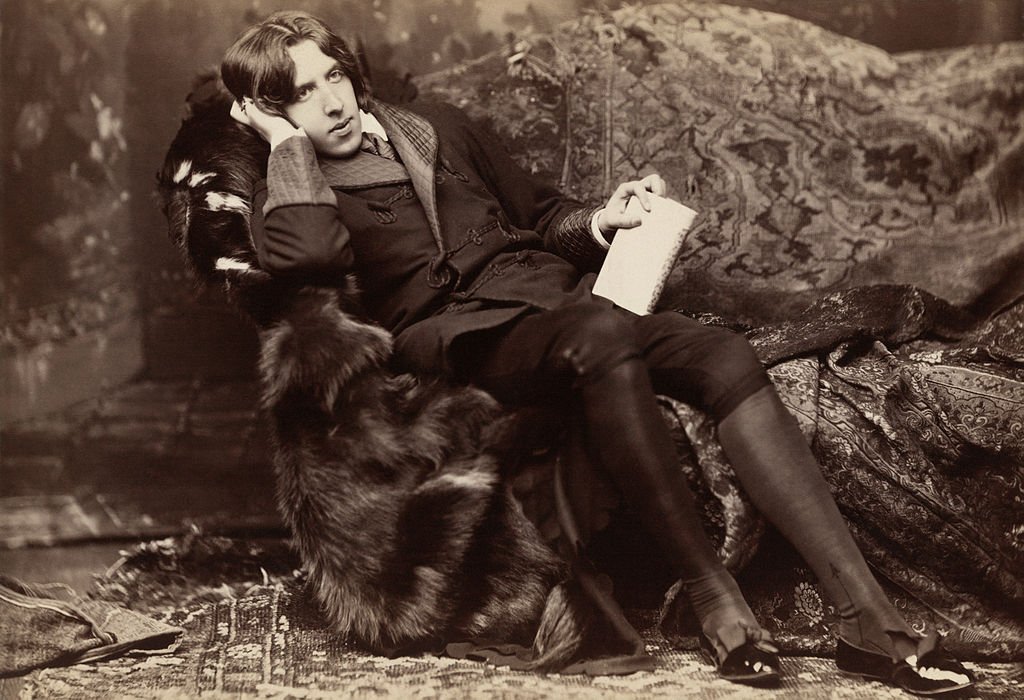  #Otd 1895:  #OscarWilde convicted in Old Bailey of gross indecency. Sentenced to 2 years hard labour (until 18 May 1897). Many hours of walking treadmill & picking oakum (separating the fibres in scraps of old navy ropes). Allowed to read only the Bible & The Pilgrim's Progress.