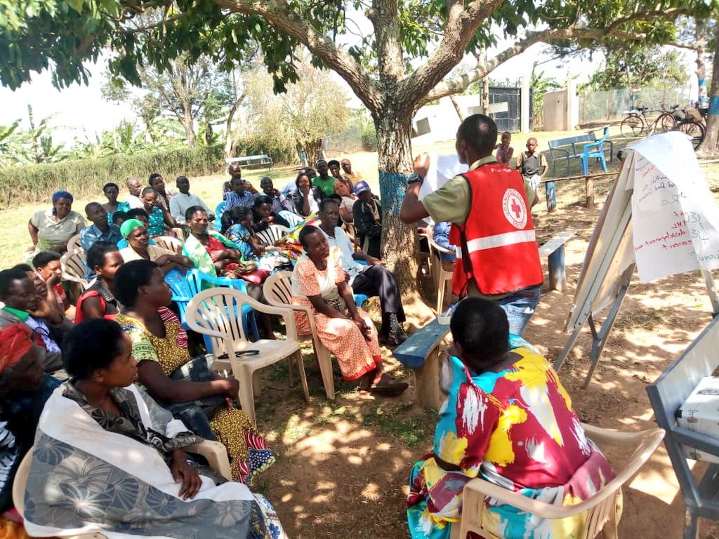 Very attentive listening to what @UgandaRedCross is, when it started, where it operates and how can one become a volunteer. It was a nice session in Nyamahembe P with the elders. #building #stronger #grassrootcommunities 
 @bmkbrunner @MrishoNizar @joshuaahumuzak @NyakamogoreB