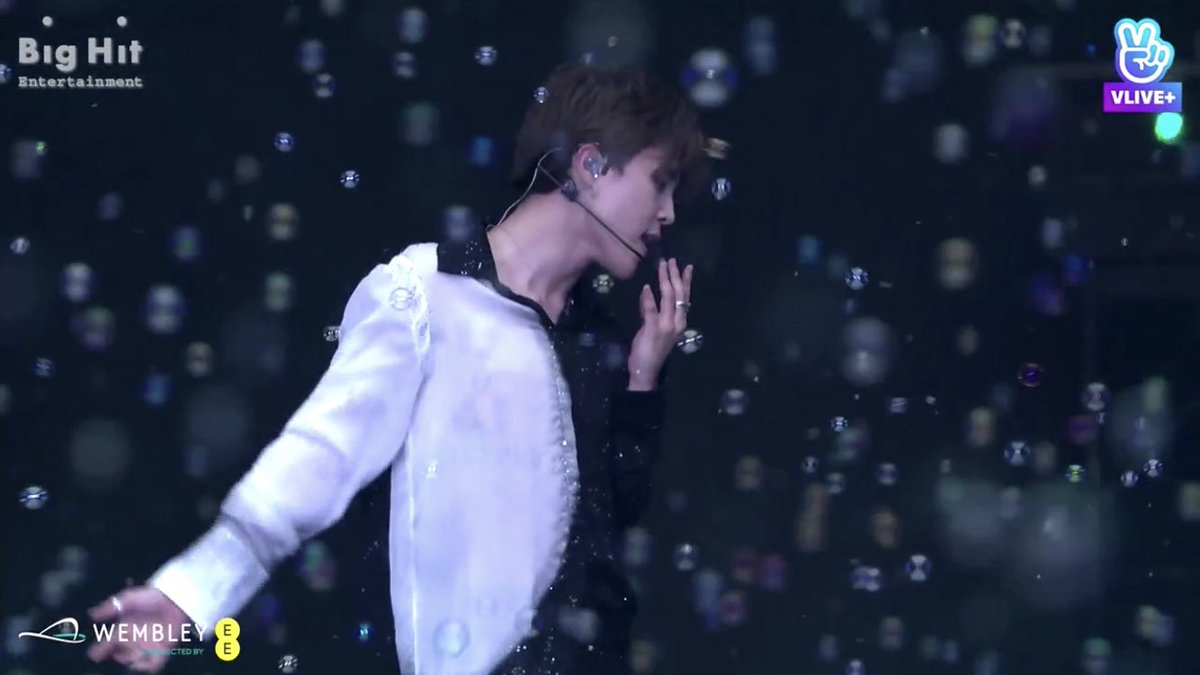 minieposts's tweet image. I’ll never get over this dance and this performance and his voice and his outfit #JIMIN #BTS #BTSatWembley