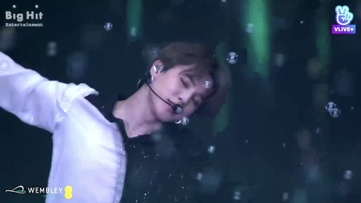 minieposts's tweet image. I’ll never get over this dance and this performance and his voice and his outfit #JIMIN #BTS #BTSatWembley