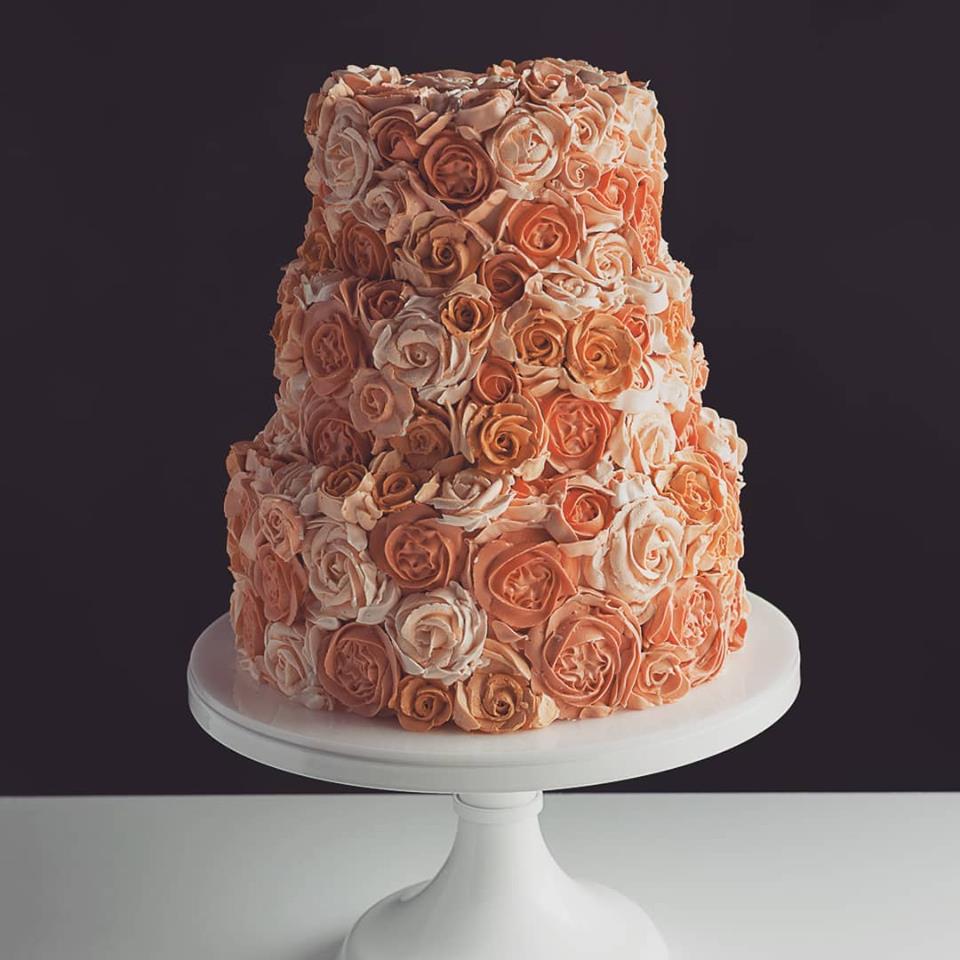 A cake totally covered in buttercream roses.
#cake #cakes #cakelove #buttercream #weddingcake