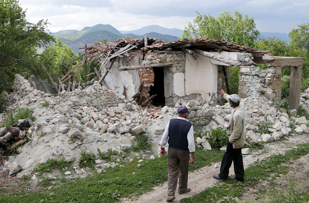 ChinaDaily's tweet photo. Quakes in Albania damage 100 homes, four injured. https://t.co/vklziM9DW8 https://t.co/8IGsynSFP7