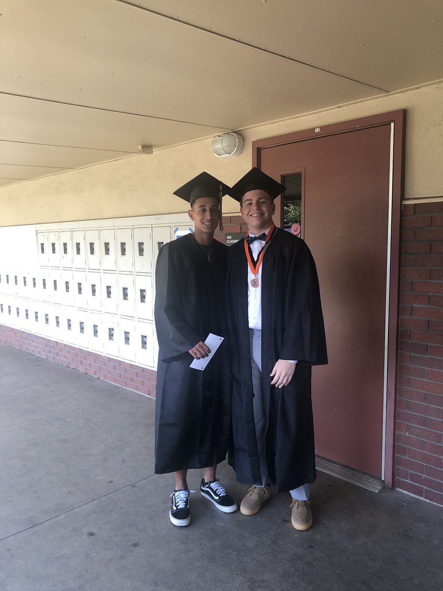 cameronrogers_'s tweet photo. C/O 2019🎓 we made it https://t.co/tKTo2c16SF
